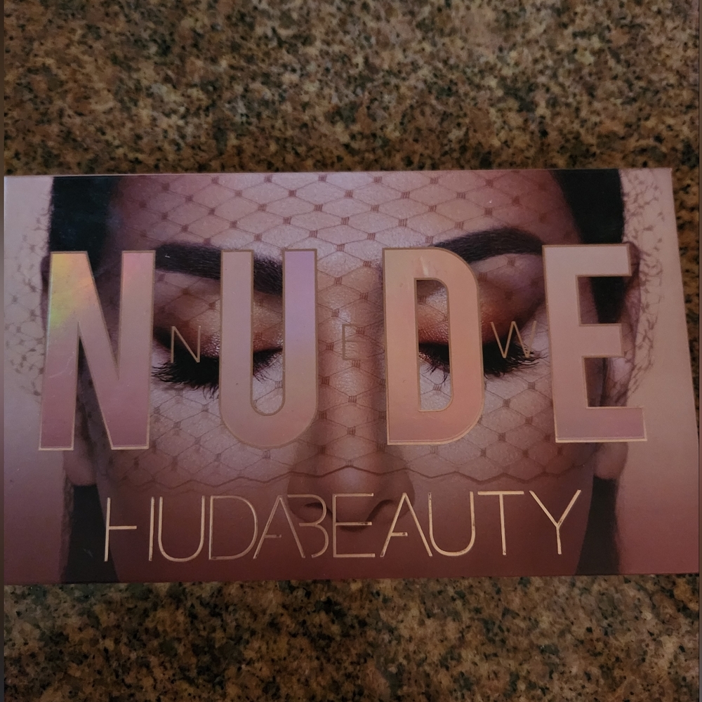 Huda beauty eyeshadow pallete
